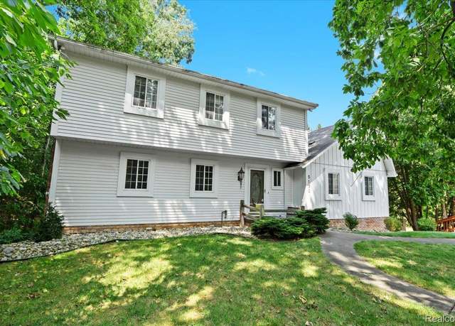 Property at 5150 Old Hickory Dr, Genoa Township, MI 48116, 5 beds, 3.5 baths
