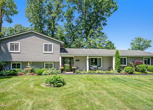 Property at 890 Beachway Dr, White Lake, MI 48383, 3 beds, 1.5 baths