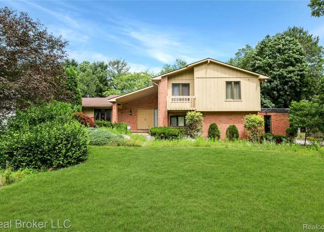 Property at 1321 Highland Mdws, Flint, MI 48532, 4 beds, 4.5 baths