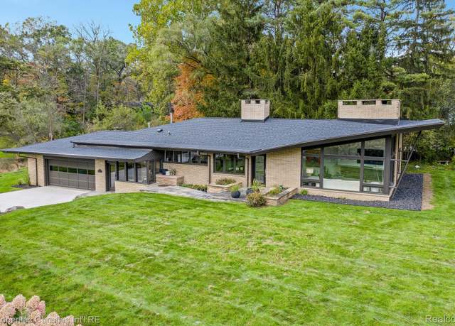 Property at 1093 Greentree Rd, Bloomfield Hills, MI 48304, 3 beds, 2.5 baths