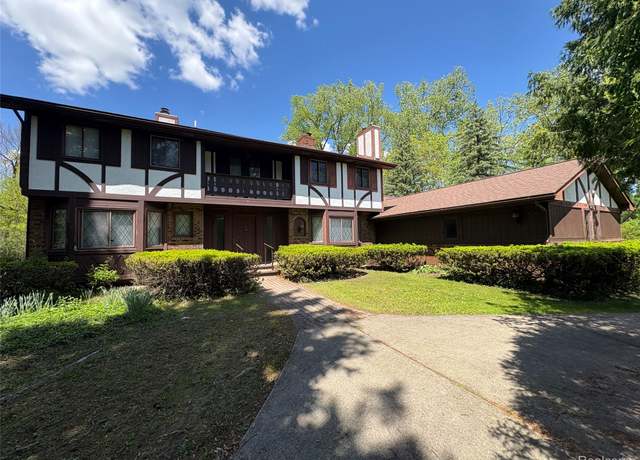 Property at 1250 Club Dr, Bloomfield Hills, MI 48302, 4 beds, 4 baths