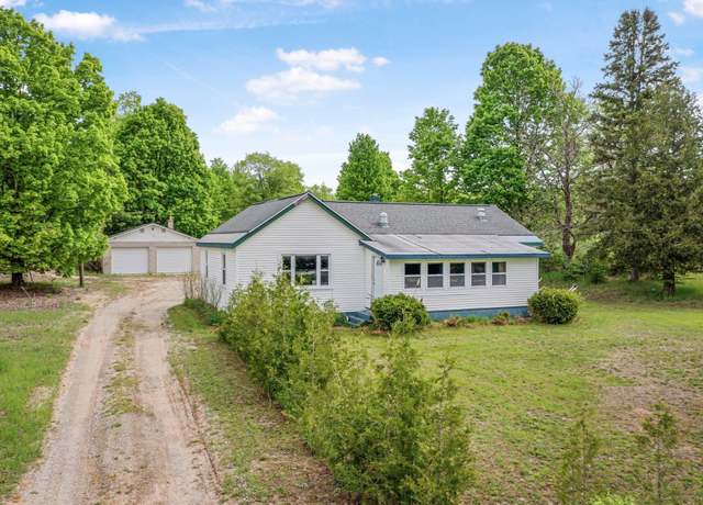 Property at 2433 E Traverse Hwy, Traverse City, MI 49684, 3 beds, 1 bath