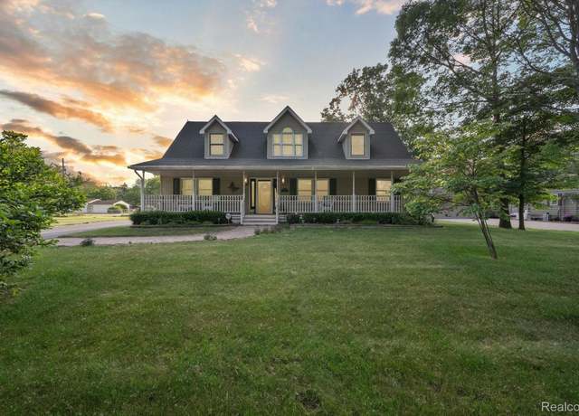 Property at 16060 Farnum St, Romulus, MI 48174, 4 beds, 3 baths