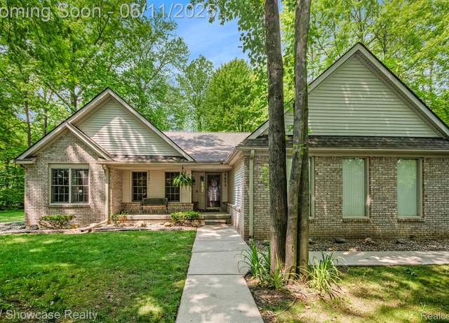 Property at 3675 S Commerce Rd, Commerce Twp, MI 48390, 3 beds, 2 baths