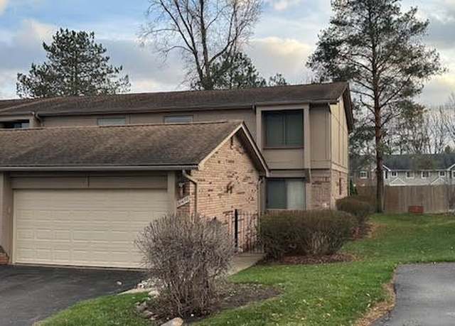 Property at 31470 Hunters Circle Dr, Farmington Hills, MI 48334, 2 beds, 2.5 baths