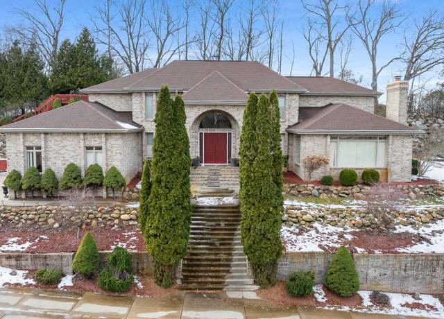 Property at 1840 Lexington Blvd, Jackson, MI 49201, 6 beds, 4.5 baths