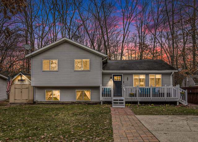 Property at 8118 Indian Shores Dr, Howard City, MI 49329, 4 beds, 1.5 baths