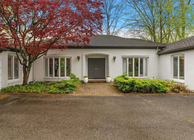 Property at 3102 Manhattan Ln SE, Grand Rapids, MI 49506, 5 beds, 3.5 baths
