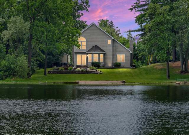 Property at 1052 Maple Heights Dr, White Lake, MI 48386, 3 beds, 2.5 baths