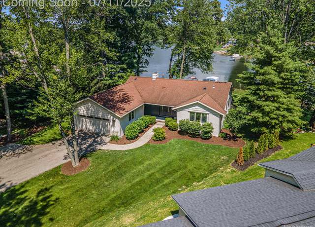 Property at 7034 Verde Vista Dr NE, Rockford, MI 49341, 3 beds, 3.5 baths