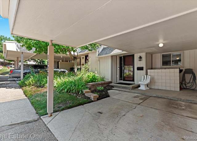 Property at 1527 Charter Oak Dr, Rochester Hills, MI 48309, 2 beds, 2 baths