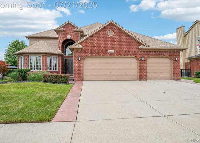 Property at 21682 Phoenix Dr, Macomb, MI 48044, 4 beds, 4.5 baths