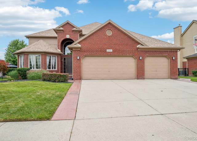 Property at 21682 Phoenix Dr, Macomb, MI 48044, 4 beds, 4.5 baths