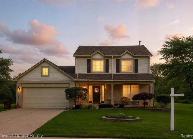 Property at 900 Oak Creek Dr, South Lyon, MI 48178, 3 beds, 1.5 baths