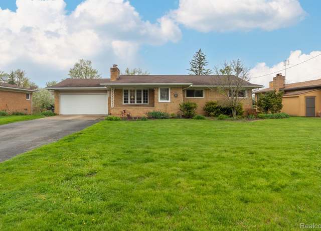 Property at 3928 Embarcadero St, Waterford, MI 48329, 4 beds, 2.5 baths