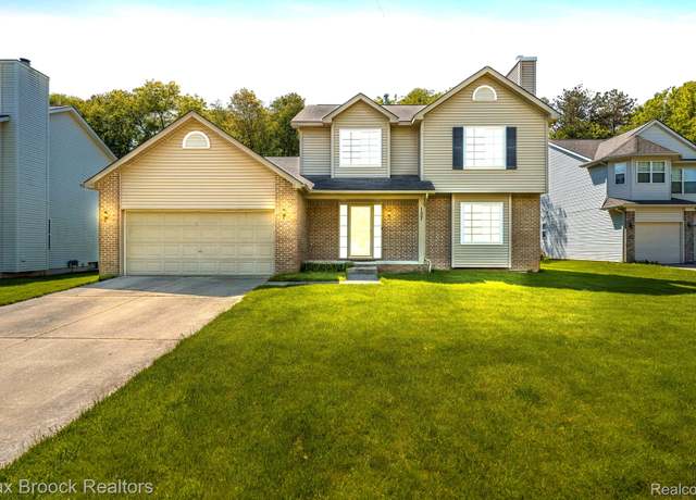 Property at 137 Donna Ct, Waterford, MI 48327, 3 beds, 2.5 baths