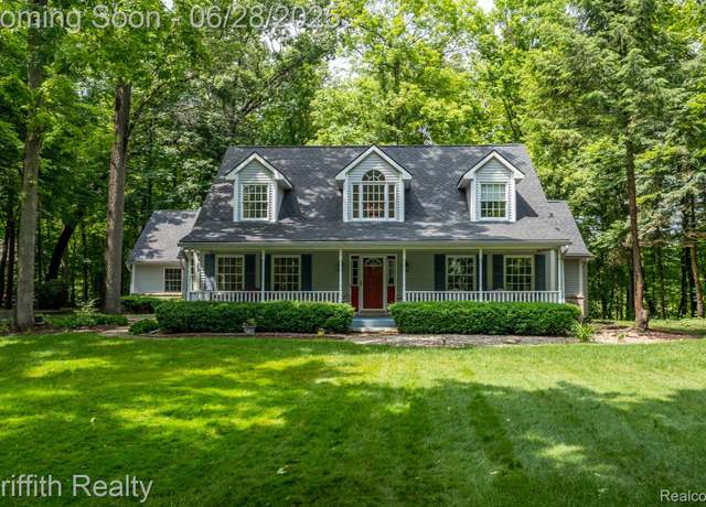 Property at 8123 Baypointe Dr, Brighton, MI 48114, 3 beds, 2.5 baths
