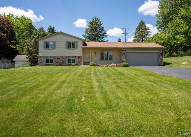 Property at 140 Indian Knolls St, Oxford, MI 48371, 4 beds, 2 baths