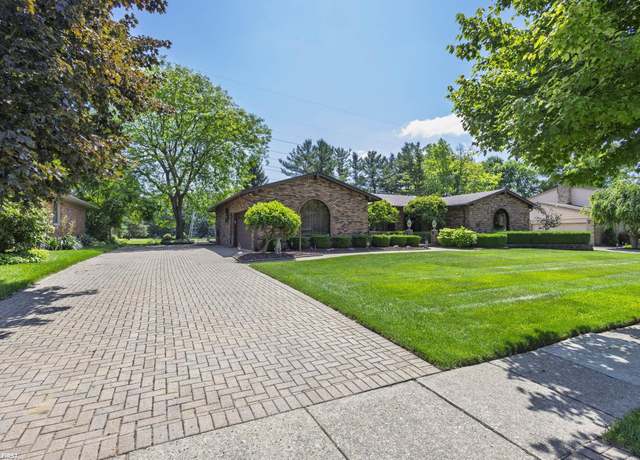 Property at 54680 Arrowhead Dr, Shelby Twp, MI 48315, 3 beds, 3.5 baths