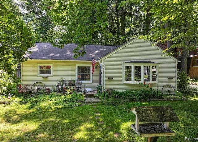 Property at 580 N Almont Ave, Imlay City, MI 48444, 3 beds, 1.5 baths