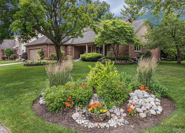 Property at 5131 Standish Dr, Troy, MI 48085, 3 beds, 2 baths