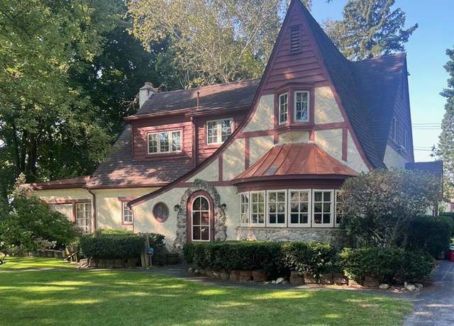 Property at 307 Colonial Ln, Algonac, MI 48001, 4 beds, 2.5 baths