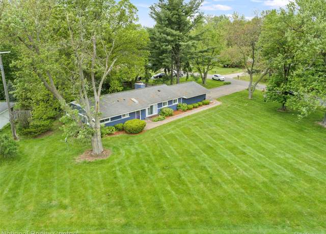 Property at 7408 N Briarcliff Knoll Dr, West Bloomfield, MI 48322, 3 beds, 2 baths