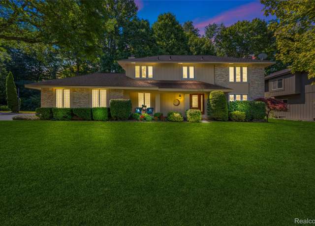 Property at 34451 Oak Forest Dr, Farmington, MI 48331, 4 beds, 2.5 baths