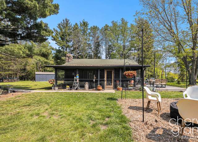 Property at 1228 Creekwood Dr, South Haven, MI 49090, 2 beds, 1 bath