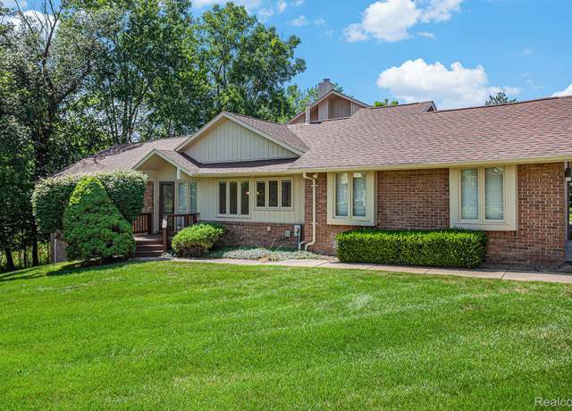 Property at 5503 Walnut Cir W, West Bloomfield, MI 48322, 2 beds, 2 baths