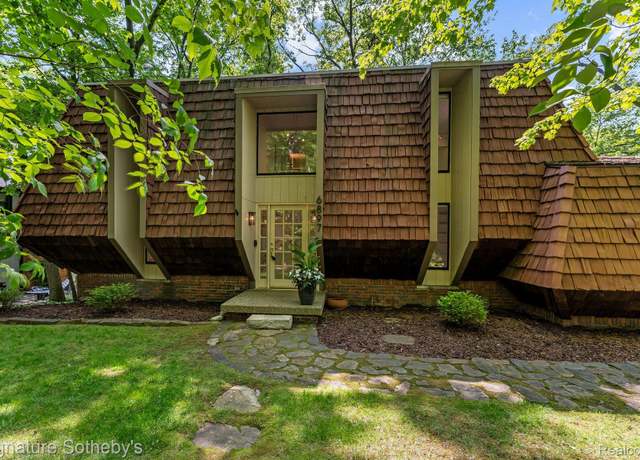 Property at 6897 Deerhill Dr, Clarkston, MI 48346, 3 beds, 3.5 baths