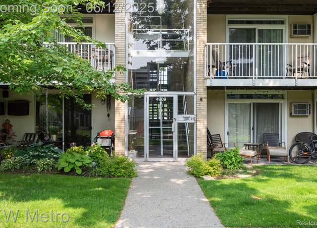 Property at 4909 Crooks Rd Unit E8, Royal Oak, MI 48073, 2 beds, 1 bath