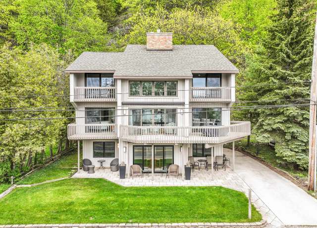 Property at 4312 Crystal Dr, Beulah, MI 49617, 5 beds, 3 baths