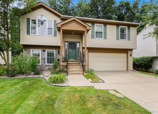 Property at 1735 Andover Blvd, Howell, MI 48843, 3 beds, 2.5 baths