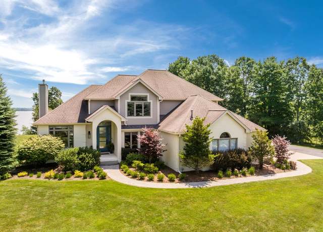 Property at 9546 Eastridge Dr, Traverse City, MI 49686, 4 beds, 3.5 baths