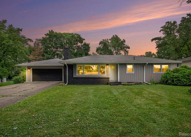 Property at 1082 Genella St, Waterford, MI 48328, 3 beds, 2 baths