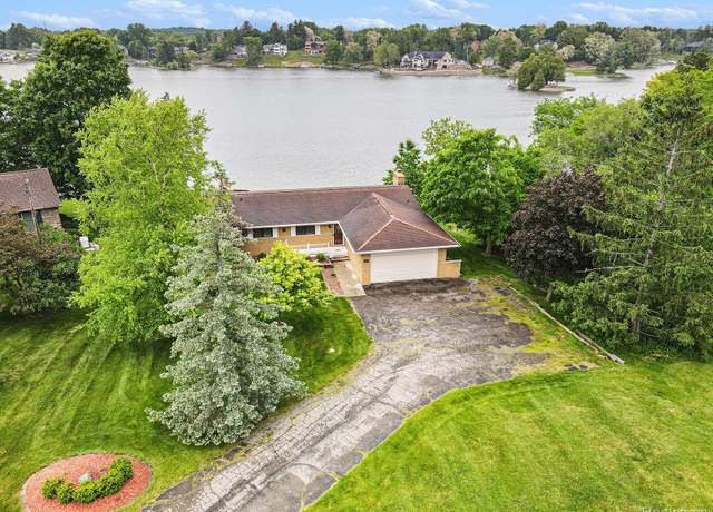 Property at 7038 Driftwood Dr, Fenton, MI 48430, 5 beds, 2.5 baths