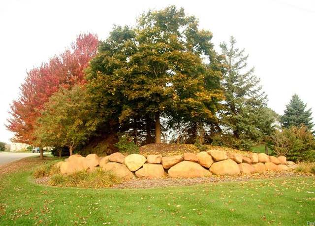 Property at 20 Tipperary Trl, Fenton, MI 48430