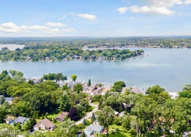 Property at 2915 Greenbrooke Ln, West Bloomfield Charter Township, MI 48324, 4 beds, 3 baths