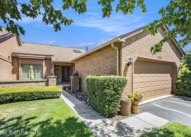 Property at 2210 London Bridge Dr, Rochester Hills, MI 48307, 2 beds, 2 baths