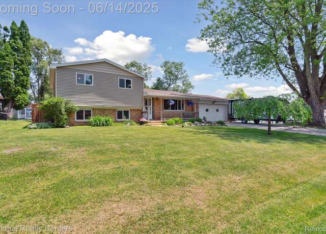 Property at 8030 Casa Mia Dr, White Lake, MI 48386, 4 beds, 3 baths