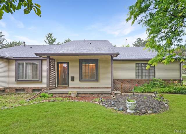 Property at 5007 Sandalwood Dr, Grand Blanc, MI 48439, 2 beds, 3 baths