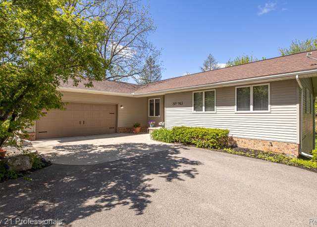 Property at 943 N Hacker Rd, Howell, MI 48843, 3 beds, 3 baths