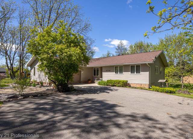Property at 943 N Hacker Rd, Howell, MI 48843, 3 beds, 3 baths