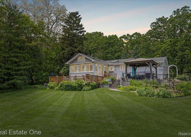 Property at 5900 Wellington Dr, Clarkston, MI 48346, 4 beds, 1.5 baths