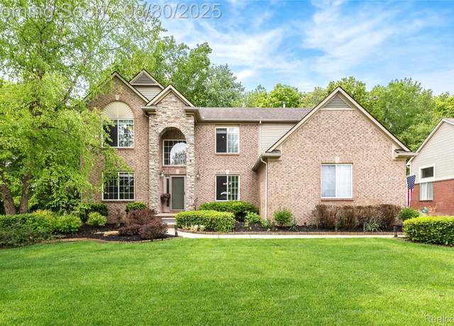 Property at 29811 Bradford Dr, New Hudson, MI 48165, 5 beds, 3.5 baths