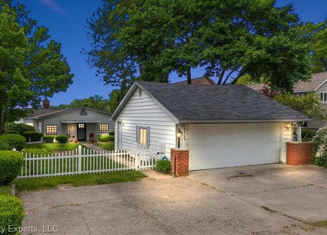 Property at 8569 Cooley Beach Dr, White Lake, MI 48386, 3 beds, 1 bath