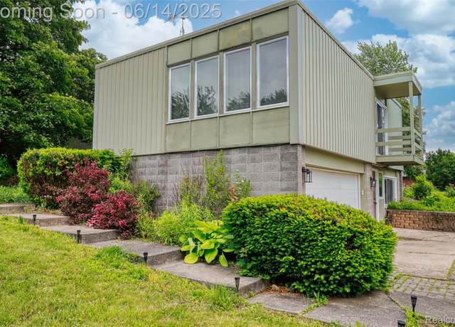 Property at 5215 Scenicvue Dr, Flint, MI 48532, 4 beds, 2 baths