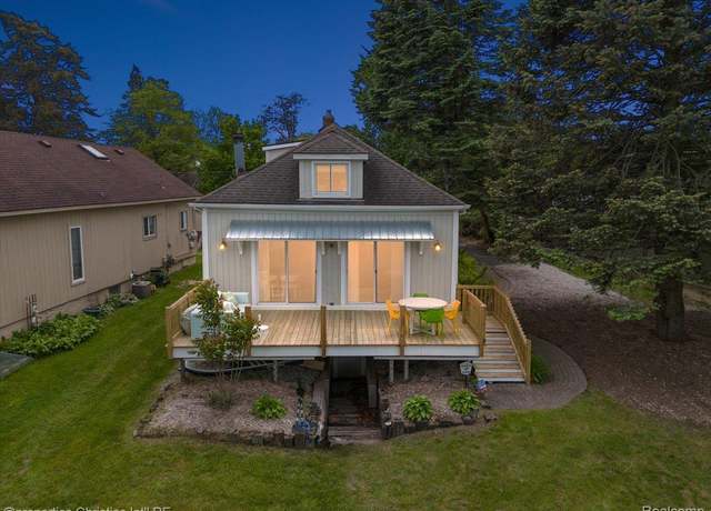 Property at 600 Wolverine Dr, Walled Lake, MI 48390, 3 beds, 2.5 baths