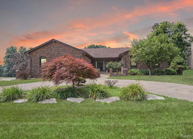 Property at 311 Fordcroft Dr, Rochester Hills, MI 48309, 3 beds, 3.5 baths